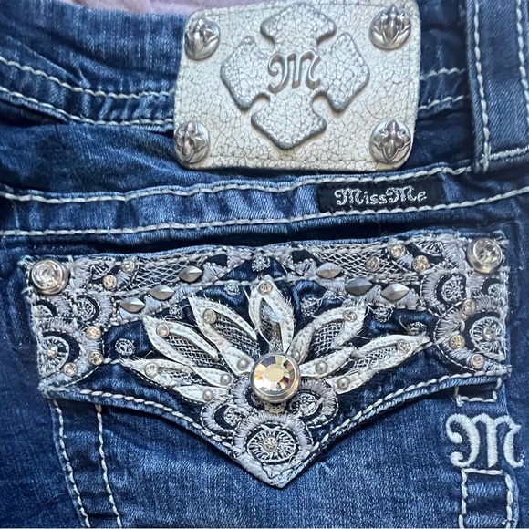 Miss Me: Mid-rise Easy Embroidered Faux Flap Pocket Bermuda Shorts - Picture 3 of 10